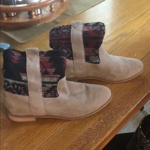 Toms boots 9.5